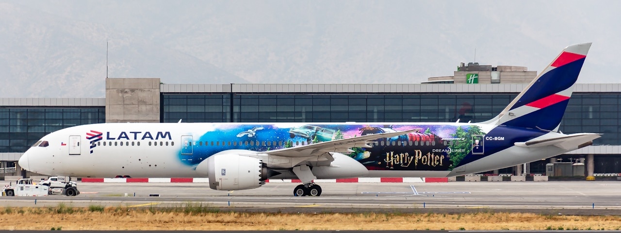 JC Wings 1:400 LATAM Airlines Chile Boeing B787-9 Dreamliner "Harry Potter - Flaps Down" CC-BGM (XX40843A)