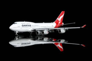 HX Models 1:400 Qantas Airways Boeing B747-400 "Hamilton Island - 5 Engines - Flaps Down" VH-OJS (HX40010EF)