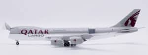 JC Wings Interactive Series 1:400 Qatar Airways Cargo Boeing B747-8F A7-BGB (XX40161C)