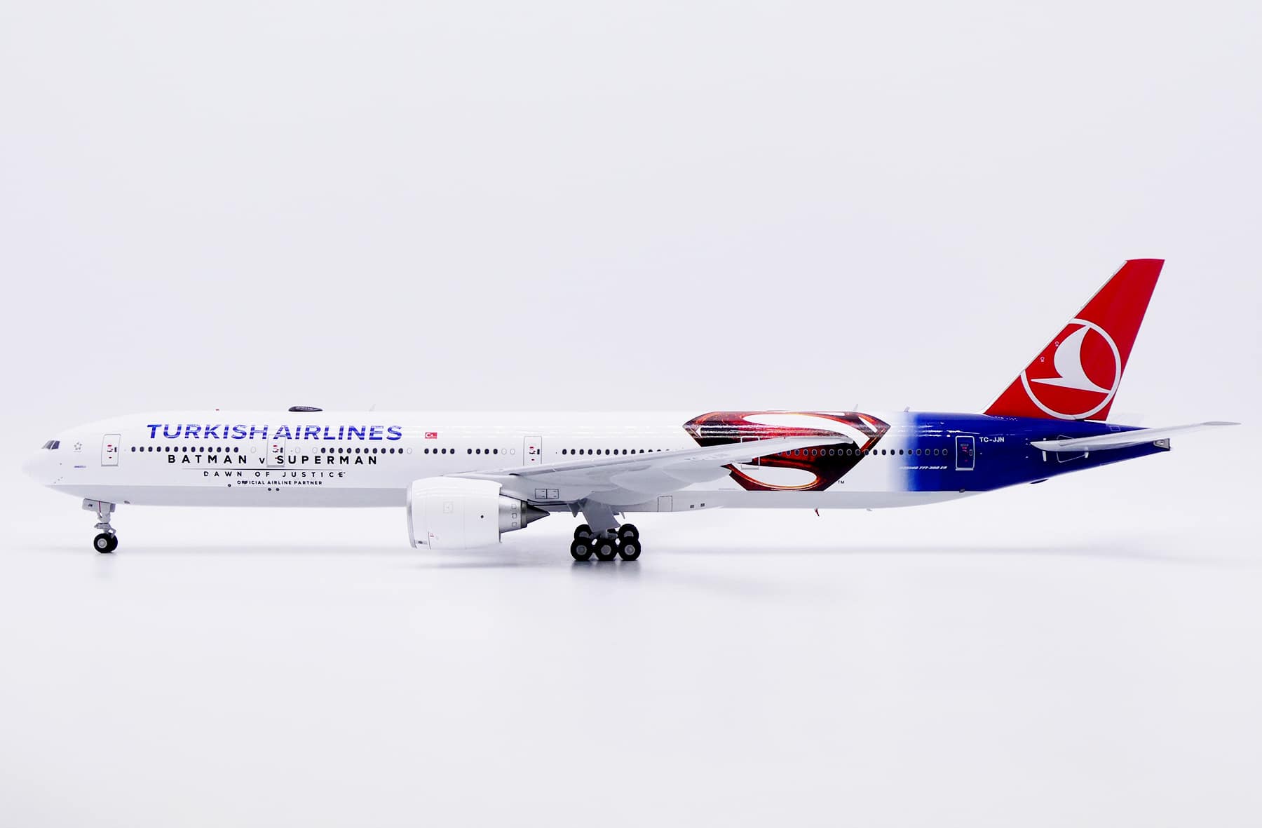 JC Wings 1:200 Turkish Airlines Boeing B777-300(ER) "Batman v Superman" TC-JJN (XX20704)