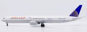 JC Wings 1:200 United Airlines Boeing B767-400(ER) "Denver Broncos - Flaps Down" N76064 (LH2506A)