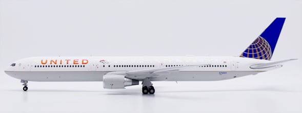 JC Wings 1:200 United Airlines Boeing B767-400(ER) "Denver Broncos - Flaps Down" N76064 (LH2506A)
