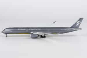 NG Models 1:400 STARLUX Airlines Airbus A350-1000 XWB "Airsorayama Silver" B-58553 (NG57046)